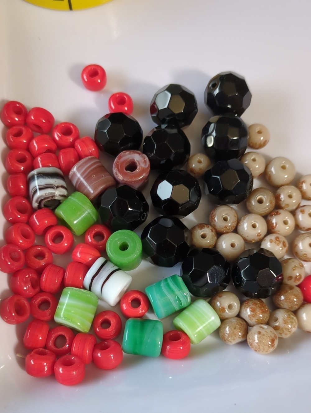 🏵️B27 Glass and Lampwork Multicolor Bead Mix - Black, Red, Green, Cream